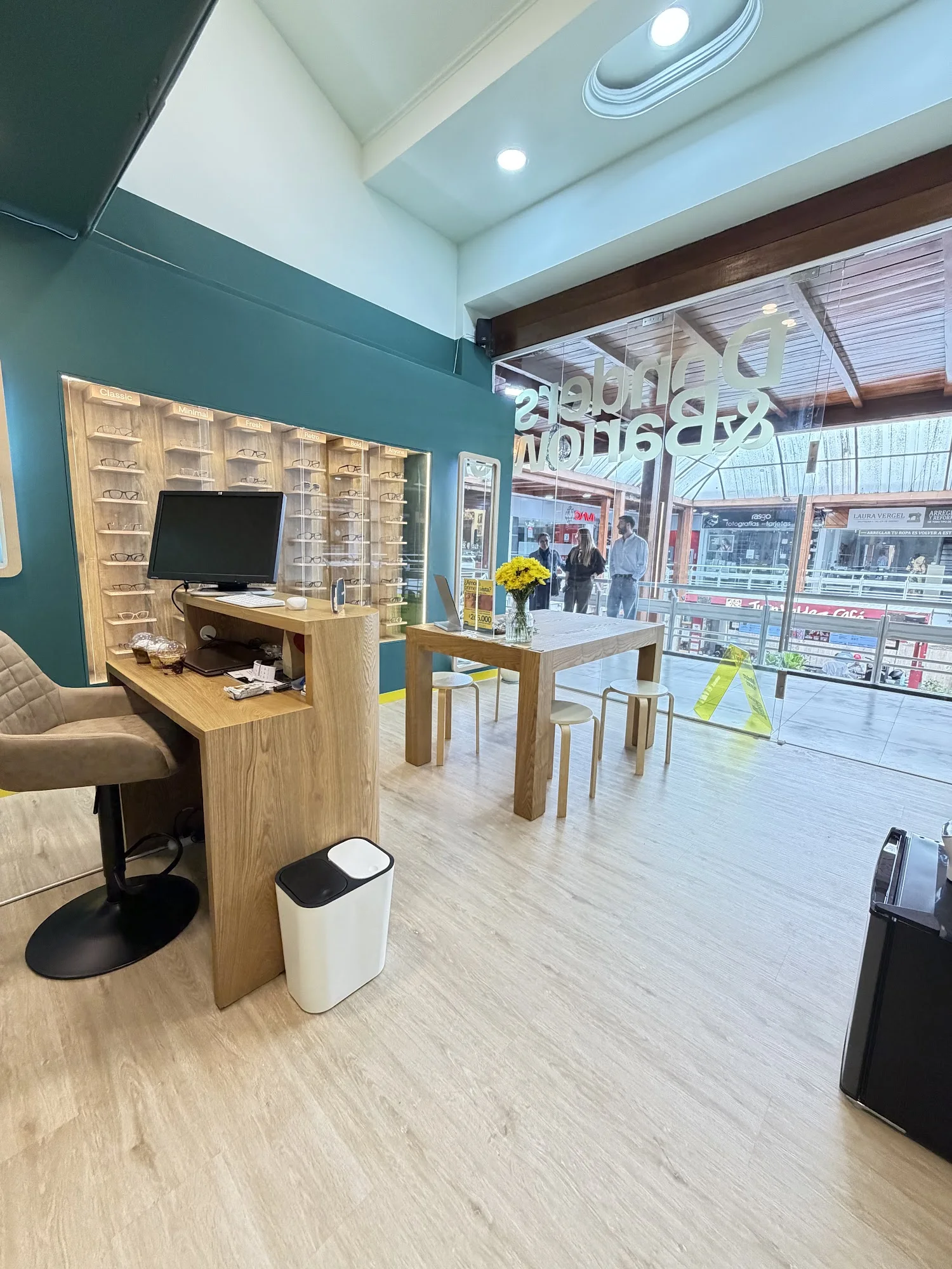 Interior de la tienda Donders y Barlow en el local A-221, con expositor, escritorio y letrero