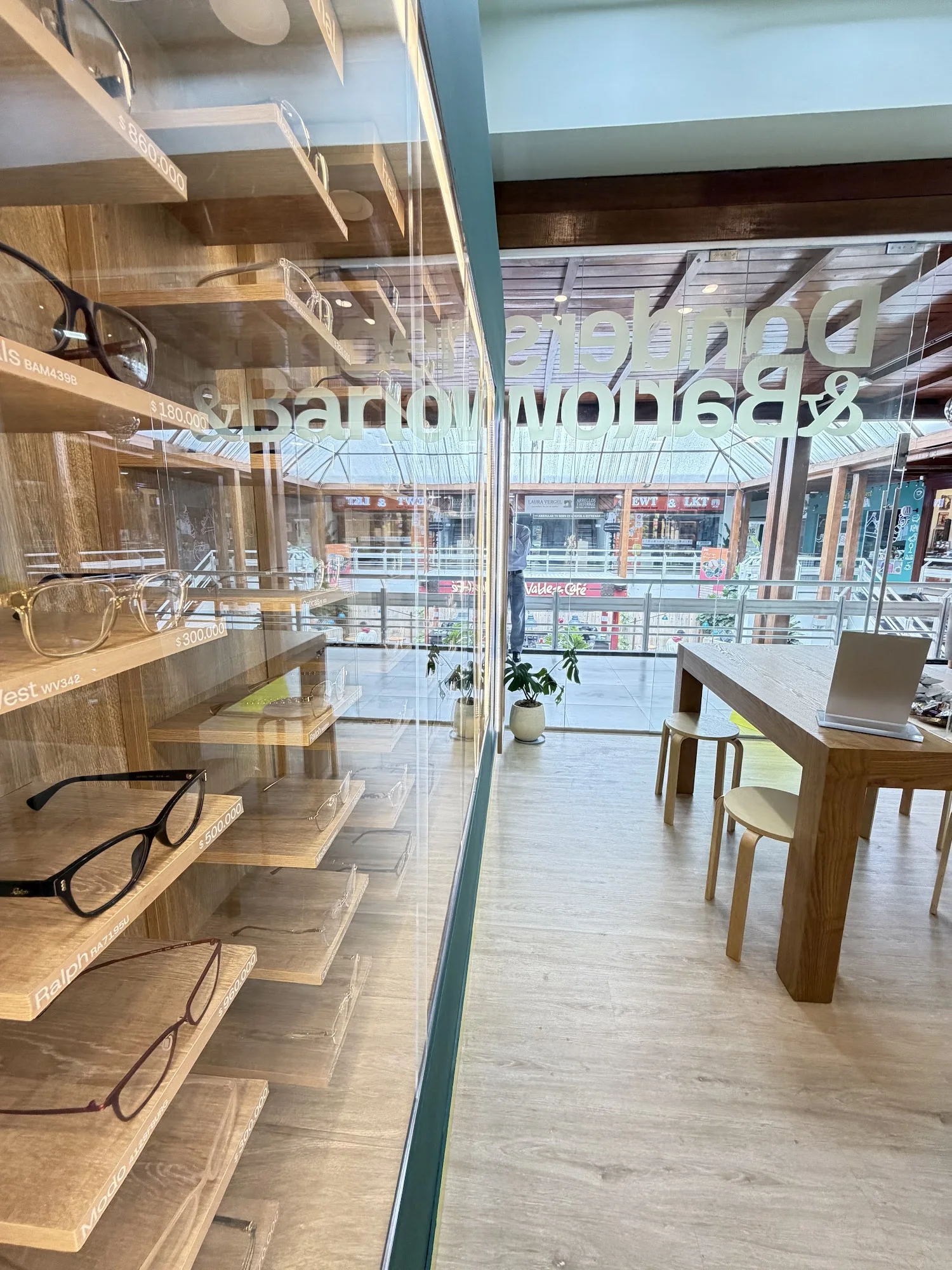 Estantes de la tienda Donders y Barlow con gafas y el letrero en el vidrio